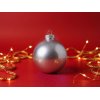Стеклянный елочный шар Christmas bauble, серебро, металлик, с серебристым колпачком в черной коробке